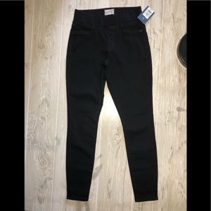 NWT high rise pull on Jegging Universal Thread